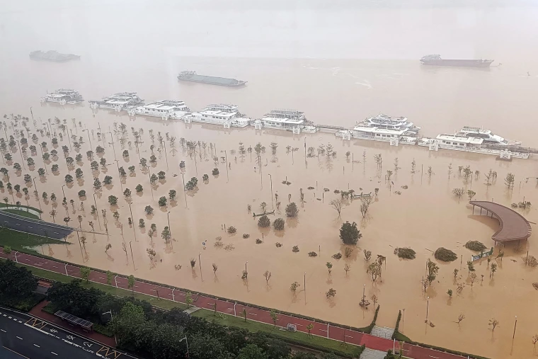 Extreme weather: Record Rainfall Floods Southern China, Tests Defenses
