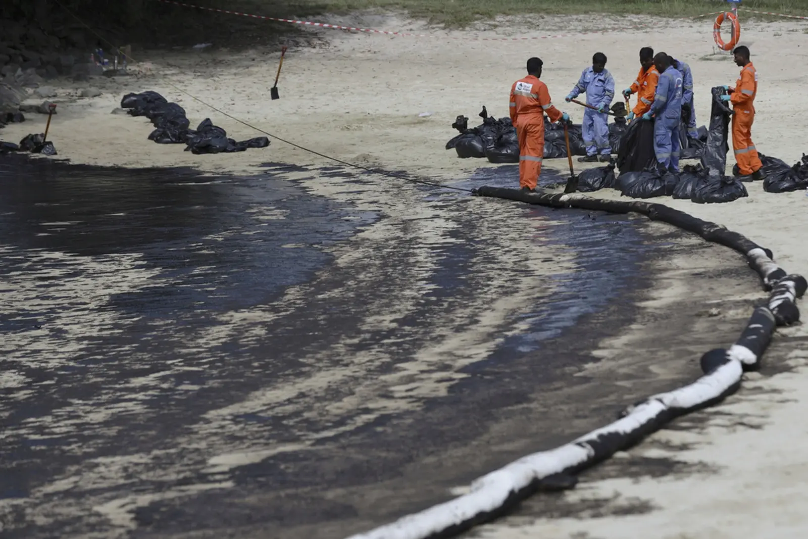 Singaporean Oil Spill Expands, Threatening Marine Reserve