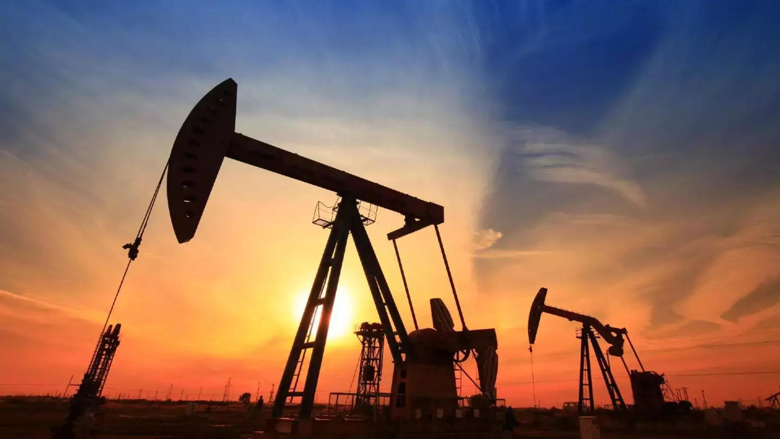 Oil Prices Dip Temporarily, Potential Rebound Hinges on US Data and Fed Decisions